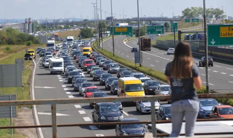 Gužve na Lučkom prema moru od 3 kilometra.