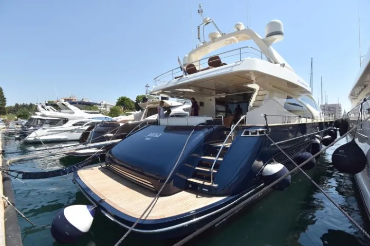 Na glavnom gatu zadarske Marine održana je prezentacija motorne jahte Riva 85 Opera u vlasni&scaron;tvu Agrokora koja je stavljena na prodaju. Novac od prodaje namijenjen je za podmirenje Agrokorova duga. Od objave javnog poziva zaprimljeno je 15 ponuda za kupnju. Tražena cijena je 1,4 milijuna eura.