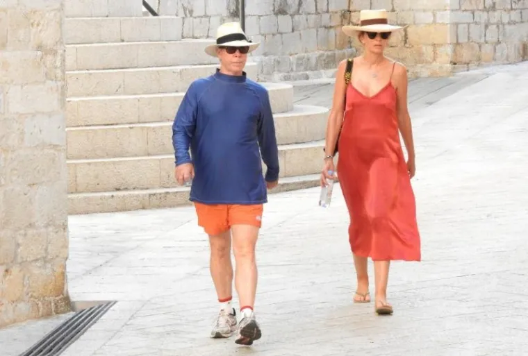 Thomas Jacob Hilfiger vlasnik modnog brenda Tommy Hilfiger sa suprugom bivšim modelom i modnom dizajnericom Dee Ocleppo u ranim jutarnjim satima prošetao je po gradu i razgledao gradske znamenitosti. Supruga Dee Ocleppo nije se odvajala od svog fotoaparata kojim je fotografirala ljepote grada i svog supruga. Par se od vrućine zaštitio šeširima, sunčanim naočalama i bocama vode