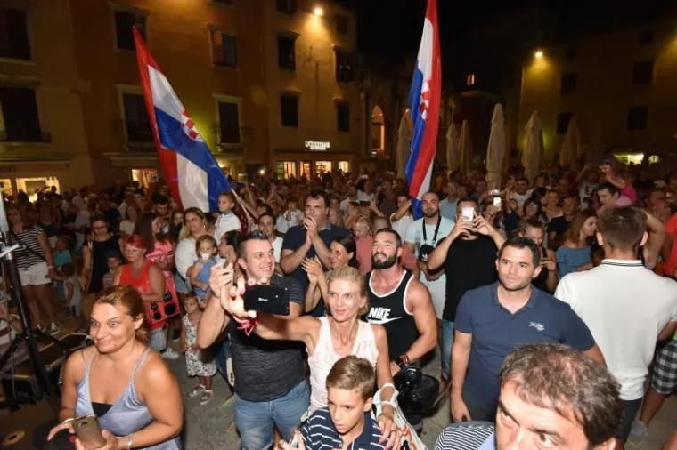 ZADRANI NAPRAVILI SPEKTAKL U CENTRU GRADA: Bakljadom dočekali novog heroja nacije