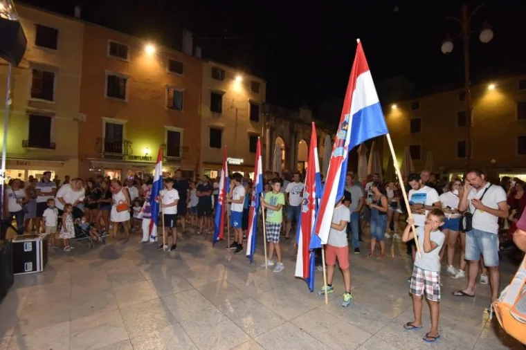 ZADRANI NAPRAVILI SPEKTAKL U CENTRU GRADA: Bakljadom dočekali novog heroja nacije