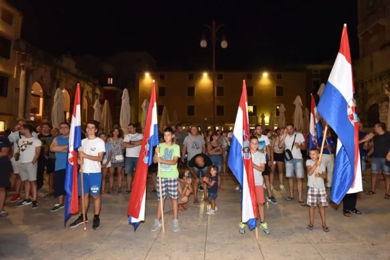 ZADRANI NAPRAVILI SPEKTAKL U CENTRU GRADA: Bakljadom dočekali novog heroja nacije