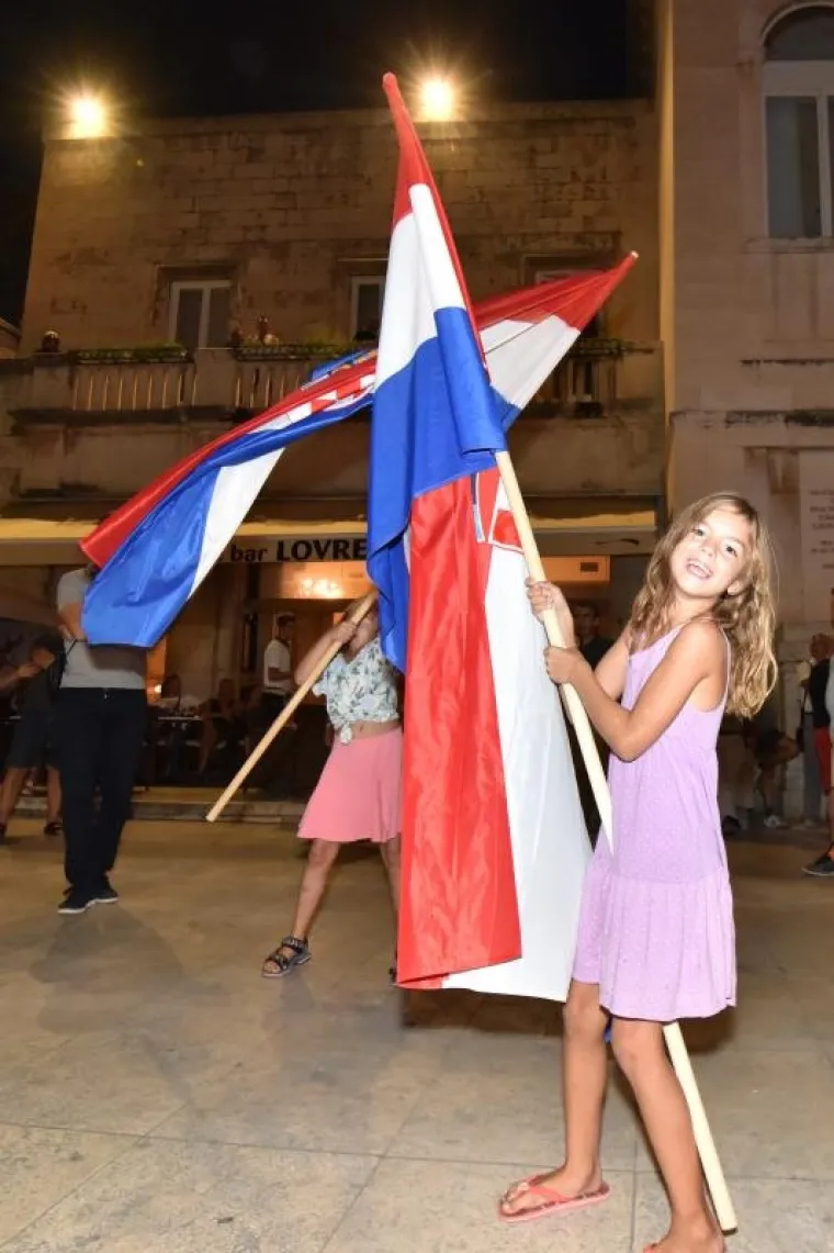 ZADRANI NAPRAVILI SPEKTAKL U CENTRU GRADA: Bakljadom dočekali novog heroja nacije