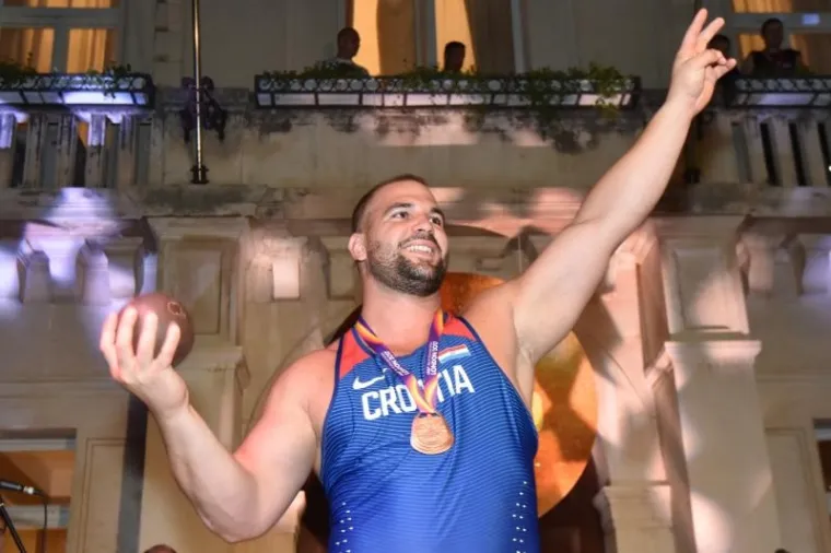 ZADRANI NAPRAVILI SPEKTAKL U CENTRU GRADA: Bakljadom dočekali novog heroja nacije