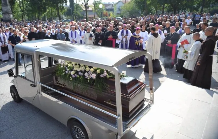 Posjednji ispraćaj fra Bonaventura Dude na zagrebačkom Mirogoju