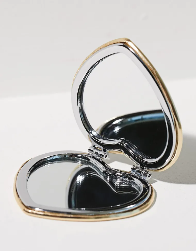 Zrcalo za torbicu u obliku srca, 39,90 kuna