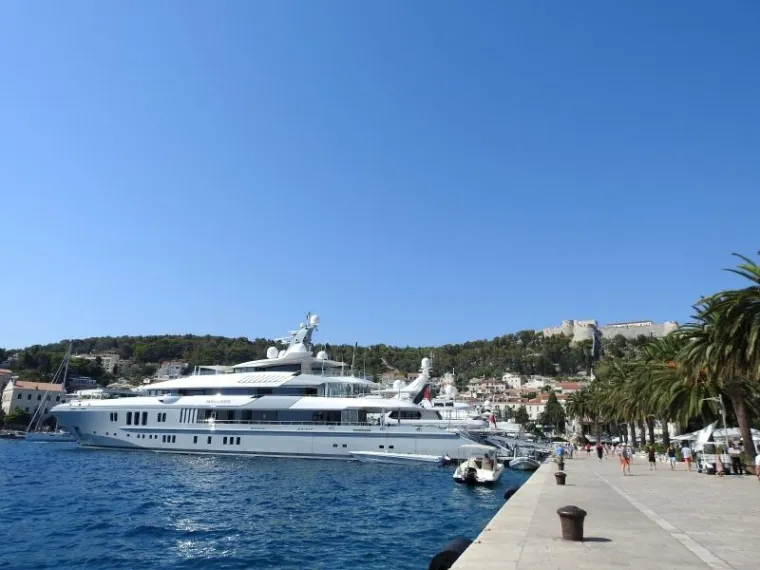 JEDNI OD NAJBOGATIJIH AMERIKANACA: Trumpovi donatori te&scaron;ki 2,3 milijarde dolara plove hrvatskom obalom