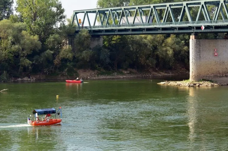 Akcija vađenja američke avio-bombe iz 2. Svjetskog rata iz Save ispod mosta. Vađenje bombe obavljaju pirotehničari i ronioci policije Republike Česke. Sumnja se kako na ovom mjestu ima jo&scaron; zaostalih bombi iz 2. Svjetskog rata. Photo: Ivica Galovic/PIXSELL