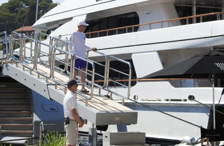 Hvar - Carl Lindner III., jedan od najbogatijih Amerikanca, s obitelji na tri megajahte plovi hrvatskom obalom. S jahtom Mogambo dugom 74 metra zaustavio se u Hvaru. Bogatstvo obitelji Lindner procjenjuje se na 2,3 milijarde dolara. Carl Lindner III. je izvr&scaron;ni direktor American Financial grupe te od 2015., vlasnik nogometnog kluba FC Cincinnati. U 2017. godine uložit će u novi stadion FC Cincinnatija te uvelike raditi na tome da ovaj nogometni klub uđe u prvu američku nogometnu ligu MLS. U veljači ove godine vjenčanje njegovog sina Carla Lindnera IV. i Vanesse Falk punilo je naslovnice svih američkih i britanskim medija jer je na vjenčanje do&scaron;ao američki predsjednik Donald Trump i održao govor. Tom gestom Trump je i sam pokazao da je Carl Lindner III. bio jedan od većih donatora u predsjedničkoj kampanji.