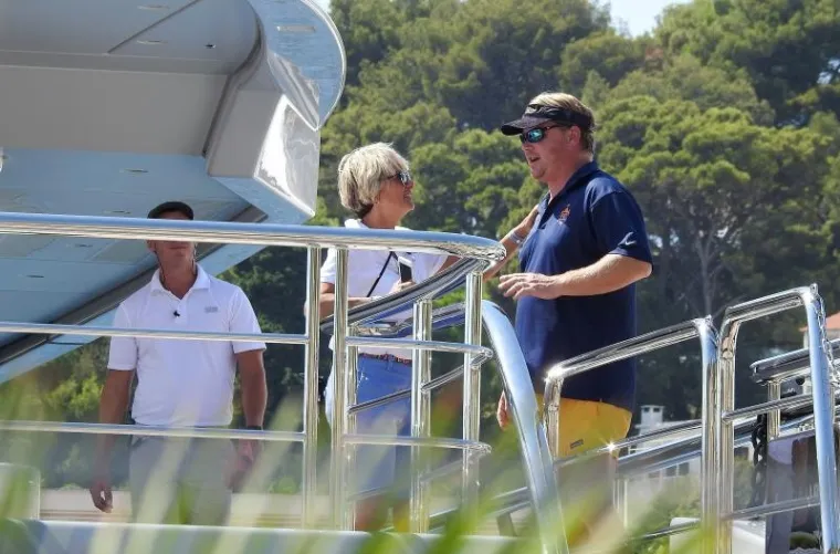 Hvar - Carl Lindner III., jedan od najbogatijih Amerikanca, s obitelji na tri megajahte plovi hrvatskom obalom. S jahtom Mogambo dugom 74 metra zaustavio se u Hvaru. Bogatstvo obitelji Lindner procjenjuje se na 2,3 milijarde dolara. Carl Lindner III. je izvr&scaron;ni direktor American Financial grupe te od 2015., vlasnik nogometnog kluba FC Cincinnati. U 2017. godine uložit će u novi stadion FC Cincinnatija te uvelike raditi na tome da ovaj nogometni klub uđe u prvu američku nogometnu ligu MLS. U veljači ove godine vjenčanje njegovog sina Carla Lindnera IV. i Vanesse Falk punilo je naslovnice svih američkih i britanskim medija jer je na vjenčanje do&scaron;ao američki predsjednik Donald Trump i održao govor. Tom gestom Trump je i sam pokazao da je Carl Lindner III. bio jedan od većih donatora u predsjedničkoj kampanji.