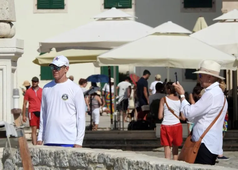 Hvar - Carl Lindner III., jedan od najbogatijih Amerikanca, s obitelji na tri megajahte plovi hrvatskom obalom. S jahtom Mogambo dugom 74 metra zaustavio se u Hvaru. Bogatstvo obitelji Lindner procjenjuje se na 2,3 milijarde dolara. Carl Lindner III. je izvr&scaron;ni direktor American Financial grupe te od 2015., vlasnik nogometnog kluba FC Cincinnati. U 2017. godine uložit će u novi stadion FC Cincinnatija te uvelike raditi na tome da ovaj nogometni klub uđe u prvu američku nogometnu ligu MLS. U veljači ove godine vjenčanje njegovog sina Carla Lindnera IV. i Vanesse Falk punilo je naslovnice svih američkih i britanskim medija jer je na vjenčanje do&scaron;ao američki predsjednik Donald Trump i održao govor. Tom gestom Trump je i sam pokazao da je Carl Lindner III. bio jedan od većih donatora u predsjedničkoj kampanji.