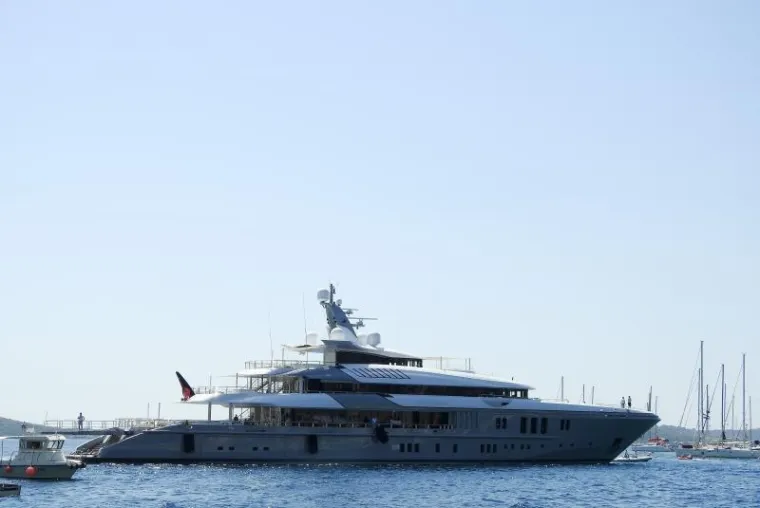 Hvar - Carl Lindner III., jedan od najbogatijih Amerikanca, s obitelji na tri megajahte plovi hrvatskom obalom. S jahtom Mogambo dugom 74 metra zaustavio se u Hvaru. Bogatstvo obitelji Lindner procjenjuje se na 2,3 milijarde dolara. Carl Lindner III. je izvr&scaron;ni direktor American Financial grupe te od 2015., vlasnik nogometnog kluba FC Cincinnati. U 2017. godine uložit će u novi stadion FC Cincinnatija te uvelike raditi na tome da ovaj nogometni klub uđe u prvu američku nogometnu ligu MLS. U veljači ove godine vjenčanje njegovog sina Carla Lindnera IV. i Vanesse Falk punilo je naslovnice svih američkih i britanskim medija jer je na vjenčanje do&scaron;ao američki predsjednik Donald Trump i održao govor. Tom gestom Trump je i sam pokazao da je Carl Lindner III. bio jedan od većih donatora u predsjedničkoj kampanji.