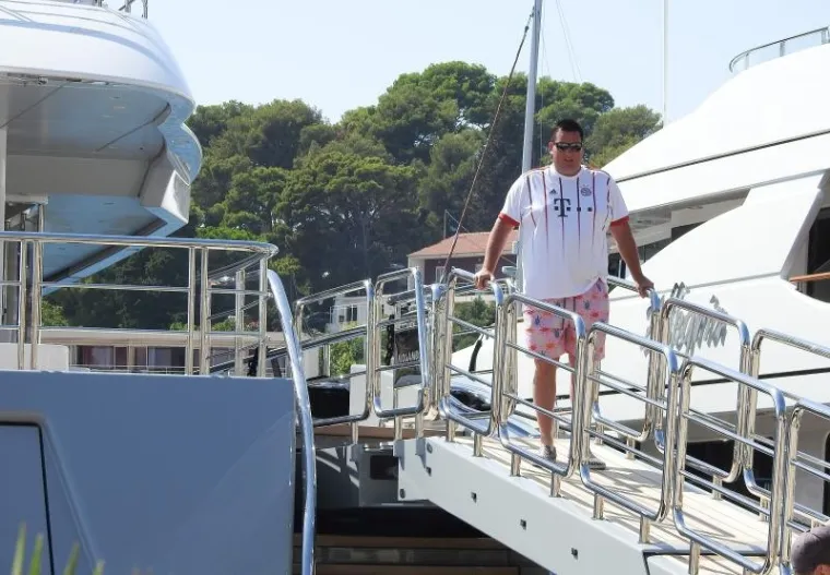 Hvar - Carl Lindner III., jedan od najbogatijih Amerikanca, s obitelji na tri megajahte plovi hrvatskom obalom. S jahtom Mogambo dugom 74 metra zaustavio se u Hvaru. Bogatstvo obitelji Lindner procjenjuje se na 2,3 milijarde dolara. Carl Lindner III. je izvr&scaron;ni direktor American Financial grupe te od 2015., vlasnik nogometnog kluba FC Cincinnati. U 2017. godine uložit će u novi stadion FC Cincinnatija te uvelike raditi na tome da ovaj nogometni klub uđe u prvu američku nogometnu ligu MLS. U veljači ove godine vjenčanje njegovog sina Carla Lindnera IV. i Vanesse Falk punilo je naslovnice svih američkih i britanskim medija jer je na vjenčanje do&scaron;ao američki predsjednik Donald Trump i održao govor. Tom gestom Trump je i sam pokazao da je Carl Lindner III. bio jedan od većih donatora u predsjedničkoj kampanji.