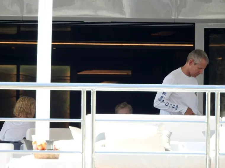 Hvar - Carl Lindner III., jedan od najbogatijih Amerikanca, s obitelji na tri megajahte plovi hrvatskom obalom. S jahtom Mogambo dugom 74 metra zaustavio se u Hvaru. Bogatstvo obitelji Lindner procjenjuje se na 2,3 milijarde dolara. Carl Lindner III. je izvr&scaron;ni direktor American Financial grupe te od 2015., vlasnik nogometnog kluba FC Cincinnati. U 2017. godine uložit će u novi stadion FC Cincinnatija te uvelike raditi na tome da ovaj nogometni klub uđe u prvu američku nogometnu ligu MLS. U veljači ove godine vjenčanje njegovog sina Carla Lindnera IV. i Vanesse Falk punilo je naslovnice svih američkih i britanskim medija jer je na vjenčanje do&scaron;ao američki predsjednik Donald Trump i održao govor. Tom gestom Trump je i sam pokazao da je Carl Lindner III. bio jedan od većih donatora u predsjedničkoj kampanji.