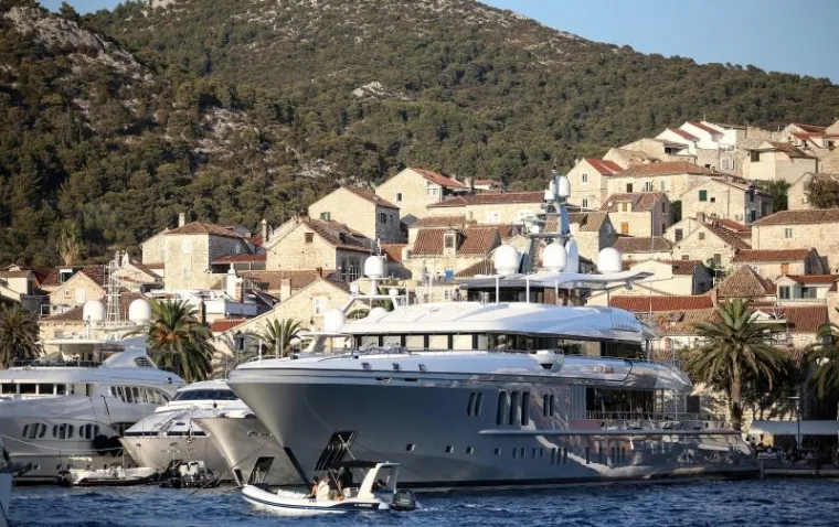 Hvar - Carl Lindner III., jedan od najbogatijih Amerikanca, s obitelji na tri megajahte plovi hrvatskom obalom. S jahtom Mogambo dugom 74 metra zaustavio se u Hvaru. Bogatstvo obitelji Lindner procjenjuje se na 2,3 milijarde dolara. Carl Lindner III. je izvr&scaron;ni direktor American Financial grupe te od 2015., vlasnik nogometnog kluba FC Cincinnati. U 2017. godine uložit će u novi stadion FC Cincinnatija te uvelike raditi na tome da ovaj nogometni klub uđe u prvu američku nogometnu ligu MLS. U veljači ove godine vjenčanje njegovog sina Carla Lindnera IV. i Vanesse Falk punilo je naslovnice svih američkih i britanskim medija jer je na vjenčanje do&scaron;ao američki predsjednik Donald Trump i održao govor. Tom gestom Trump je i sam pokazao da je Carl Lindner III. bio jedan od većih donatora u predsjedničkoj kampanji.