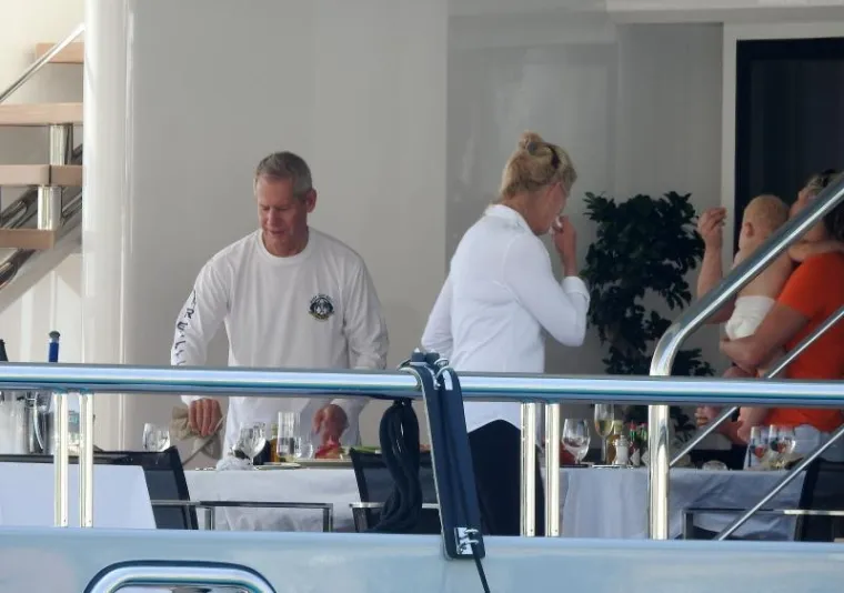 Hvar - Carl Lindner III., jedan od najbogatijih Amerikanca, s obitelji na tri megajahte plovi hrvatskom obalom. S jahtom Mogambo dugom 74 metra zaustavio se u Hvaru. Bogatstvo obitelji Lindner procjenjuje se na 2,3 milijarde dolara. Carl Lindner III. je izvr&scaron;ni direktor American Financial grupe te od 2015., vlasnik nogometnog kluba FC Cincinnati. U 2017. godine uložit će u novi stadion FC Cincinnatija te uvelike raditi na tome da ovaj nogometni klub uđe u prvu američku nogometnu ligu MLS. U veljači ove godine vjenčanje njegovog sina Carla Lindnera IV. i Vanesse Falk punilo je naslovnice svih američkih i britanskim medija jer je na vjenčanje do&scaron;ao američki predsjednik Donald Trump i održao govor. Tom gestom Trump je i sam pokazao da je Carl Lindner III. bio jedan od većih donatora u predsjedničkoj kampanji.