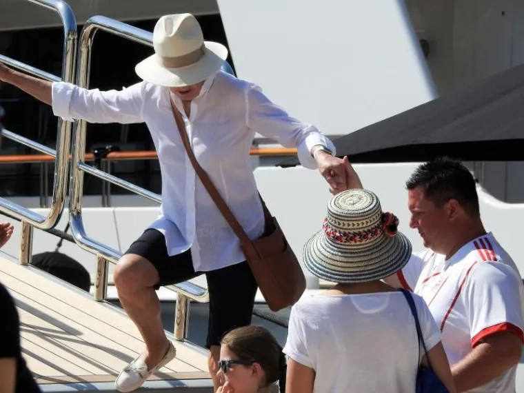 Hvar - Carl Lindner III., jedan od najbogatijih Amerikanca, s obitelji na tri megajahte plovi hrvatskom obalom. S jahtom Mogambo dugom 74 metra zaustavio se u Hvaru. Bogatstvo obitelji Lindner procjenjuje se na 2,3 milijarde dolara. Carl Lindner III. je izvr&scaron;ni direktor American Financial grupe te od 2015., vlasnik nogometnog kluba FC Cincinnati. U 2017. godine uložit će u novi stadion FC Cincinnatija te uvelike raditi na tome da ovaj nogometni klub uđe u prvu američku nogometnu ligu MLS. U veljači ove godine vjenčanje njegovog sina Carla Lindnera IV. i Vanesse Falk punilo je naslovnice svih američkih i britanskim medija jer je na vjenčanje do&scaron;ao američki predsjednik Donald Trump i održao govor. Tom gestom Trump je i sam pokazao da je Carl Lindner III. bio jedan od većih donatora u predsjedničkoj kampanji.