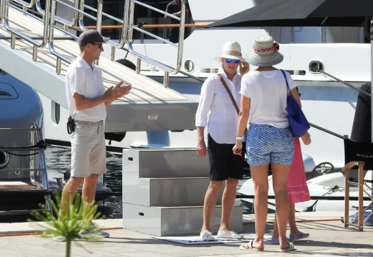 Hvar - Carl Lindner III., jedan od najbogatijih Amerikanca, s obitelji na tri megajahte plovi hrvatskom obalom. S jahtom Mogambo dugom 74 metra zaustavio se u Hvaru. Bogatstvo obitelji Lindner procjenjuje se na 2,3 milijarde dolara. Carl Lindner III. je izvr&scaron;ni direktor American Financial grupe te od 2015., vlasnik nogometnog kluba FC Cincinnati. U 2017. godine uložit će u novi stadion FC Cincinnatija te uvelike raditi na tome da ovaj nogometni klub uđe u prvu američku nogometnu ligu MLS. U veljači ove godine vjenčanje njegovog sina Carla Lindnera IV. i Vanesse Falk punilo je naslovnice svih američkih i britanskim medija jer je na vjenčanje do&scaron;ao američki predsjednik Donald Trump i održao govor. Tom gestom Trump je i sam pokazao da je Carl Lindner III. bio jedan od većih donatora u predsjedničkoj kampanji.