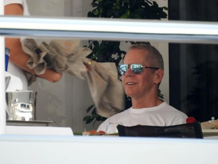 Hvar - Carl Lindner III., jedan od najbogatijih Amerikanca, s obitelji na tri megajahte plovi hrvatskom obalom. S jahtom Mogambo dugom 74 metra zaustavio se u Hvaru. Bogatstvo obitelji Lindner procjenjuje se na 2,3 milijarde dolara. Carl Lindner III. je izvr&scaron;ni direktor American Financial grupe te od 2015., vlasnik nogometnog kluba FC Cincinnati. U 2017. godine uložit će u novi stadion FC Cincinnatija te uvelike raditi na tome da ovaj nogometni klub uđe u prvu američku nogometnu ligu MLS. U veljači ove godine vjenčanje njegovog sina Carla Lindnera IV. i Vanesse Falk punilo je naslovnice svih američkih i britanskim medija jer je na vjenčanje do&scaron;ao američki predsjednik Donald Trump i održao govor. Tom gestom Trump je i sam pokazao da je Carl Lindner III. bio jedan od većih donatora u predsjedničkoj kampanji.