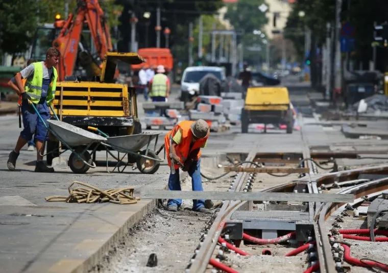 Radovi obnovi jedne od najprometnijih ulica u Zagrebu trajat će do 28. kolovoza. Radnici se tijekom vrućih kolovo&scaron;kih dana bore s vrućinama.