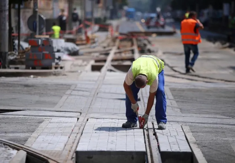 Radovi obnovi jedne od najprometnijih ulica u Zagrebu trajat će do 28. kolovoza. Radnici se tijekom vrućih kolovo&scaron;kih dana bore s vrućinama.
