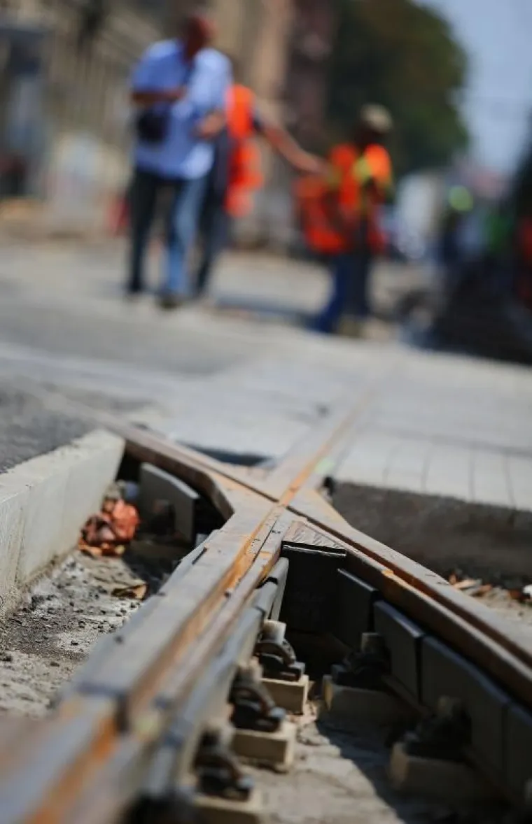 Radovi obnovi jedne od najprometnijih ulica u Zagrebu trajat će do 28. kolovoza. Radnici se tijekom vrućih kolovo&scaron;kih dana bore s vrućinama.
