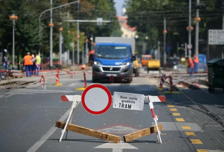 Radovi obnovi jedne od najprometnijih ulica u Zagrebu trajat će do 28. kolovoza. Radnici se tijekom vrućih kolovo&scaron;kih dana bore s vrućinama.