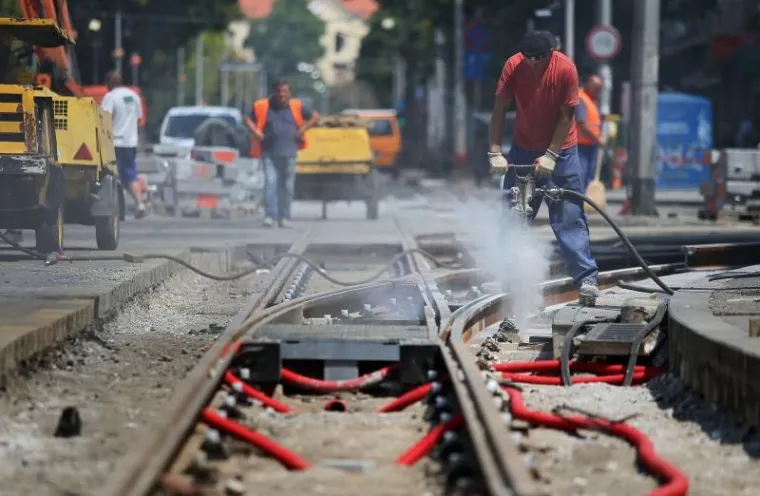Radovi obnovi jedne od najprometnijih ulica u Zagrebu trajat će do 28. kolovoza. Radnici se tijekom vrućih kolovo&scaron;kih dana bore s vrućinama.