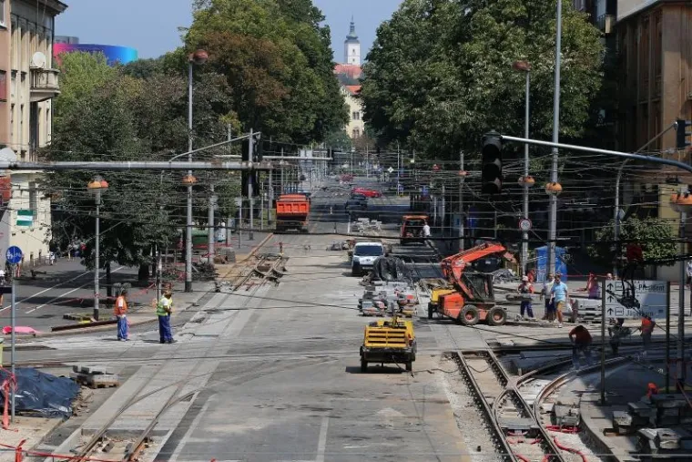 Radovi obnovi jedne od najprometnijih ulica u Zagrebu trajat će do 28. kolovoza. Radnici se tijekom vrućih kolovo&scaron;kih dana bore s vrućinama.