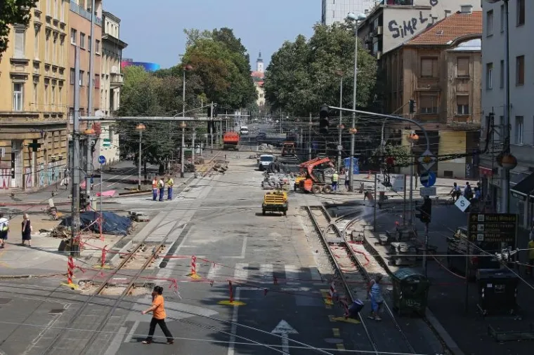 Radovi obnovi jedne od najprometnijih ulica u Zagrebu trajat će do 28. kolovoza. Radnici se tijekom vrućih kolovo&scaron;kih dana bore s vrućinama.