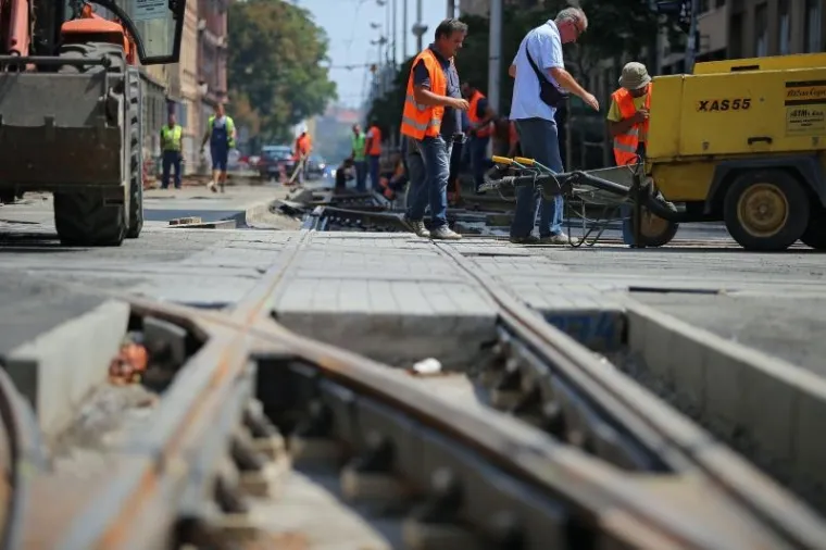 Radovi obnovi jedne od najprometnijih ulica u Zagrebu trajat će do 28. kolovoza. Radnici se tijekom vrućih kolovo&scaron;kih dana bore s vrućinama.
