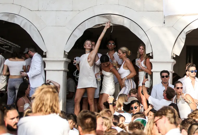 Luda zabava, &scaron;ampanjac i gole grudi obilježili Yacht week party u Carpe Diemu