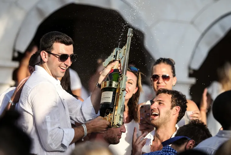 Luda zabava, &scaron;ampanjac i gole grudi obilježili Yacht week party u Carpe Diemu