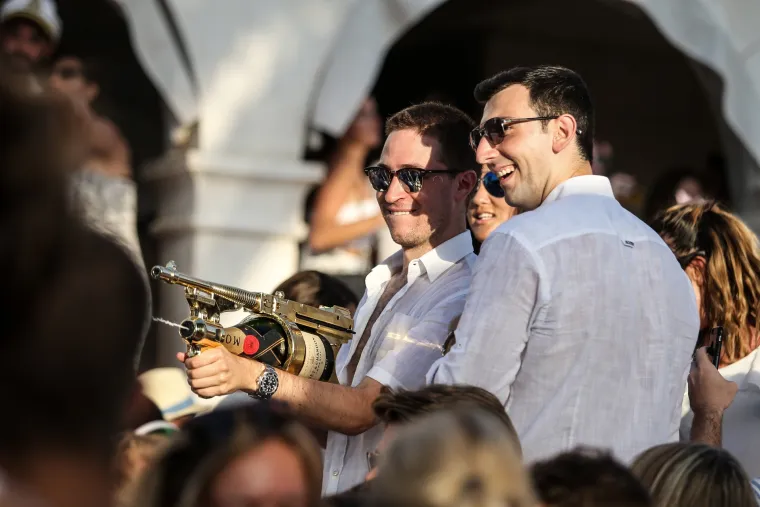 Luda zabava, &scaron;ampanjac i gole grudi obilježili Yacht week party u Carpe Diemu