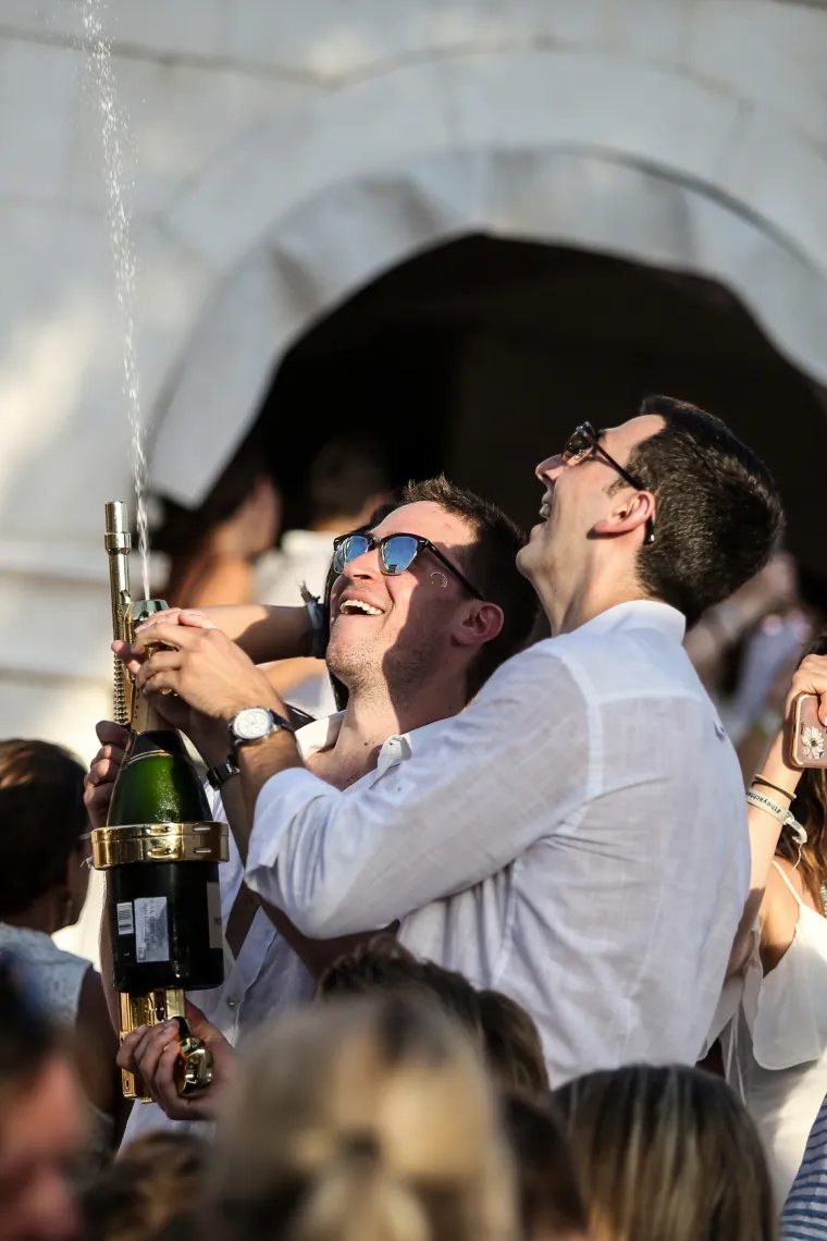 Luda zabava, &scaron;ampanjac i gole grudi obilježili Yacht week party u Carpe Diemu