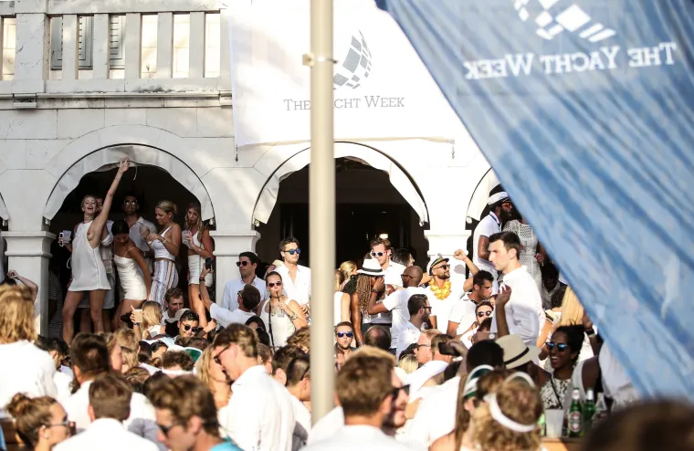 Luda zabava, &scaron;ampanjac i gole grudi obilježili Yacht week party u Carpe Diemu