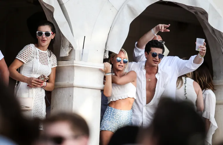 Luda zabava, &scaron;ampanjac i gole grudi obilježili Yacht week party u Carpe Diemu