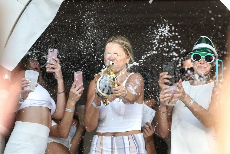 Luda zabava, &scaron;ampanjac i gole grudi obilježili Yacht week party u Carpe Diemu