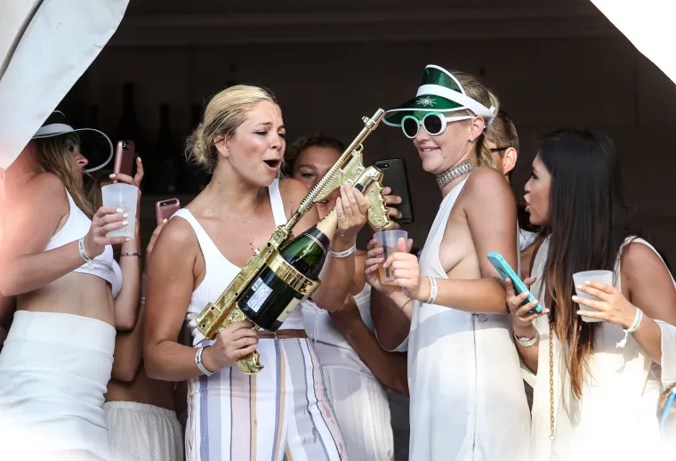 Luda zabava, &scaron;ampanjac i gole grudi obilježili Yacht week party u Carpe Diemu