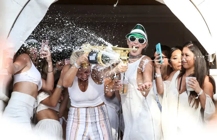 Luda zabava, &scaron;ampanjac i gole grudi obilježili Yacht week party u Carpe Diemu