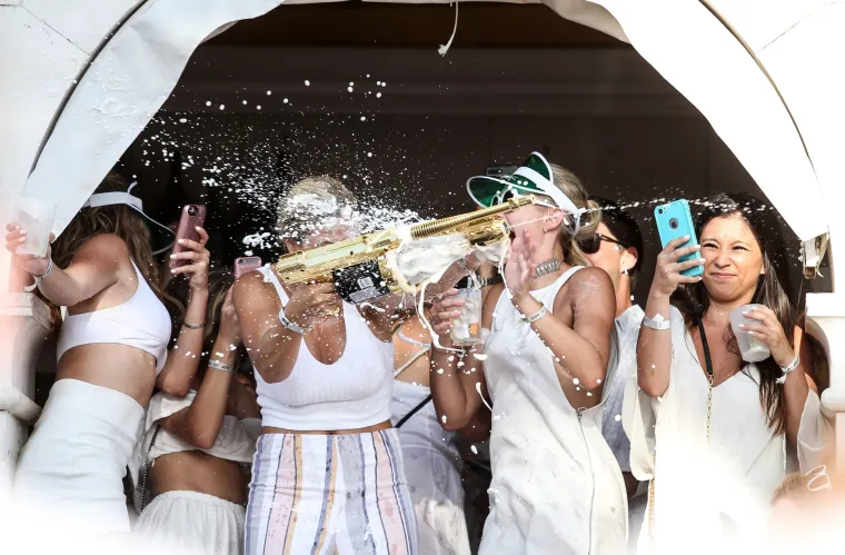 Luda zabava, &scaron;ampanjac i gole grudi obilježili Yacht week party u Carpe Diemu