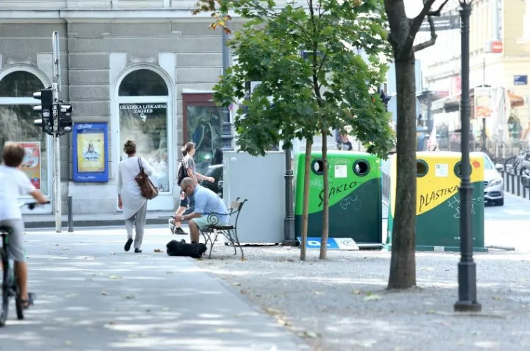 Pored spremnika za otpad nalazi se odbačeni znak parkinga za bicikle