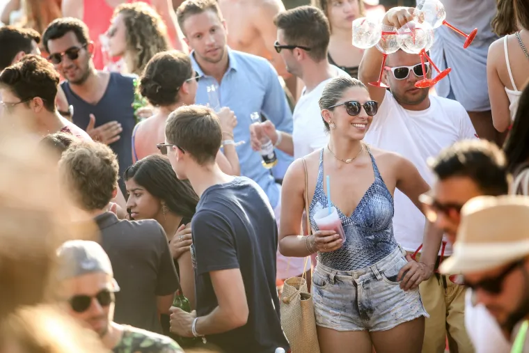 Turisti uživaju na after beach zabavi u Hula Hula baru
