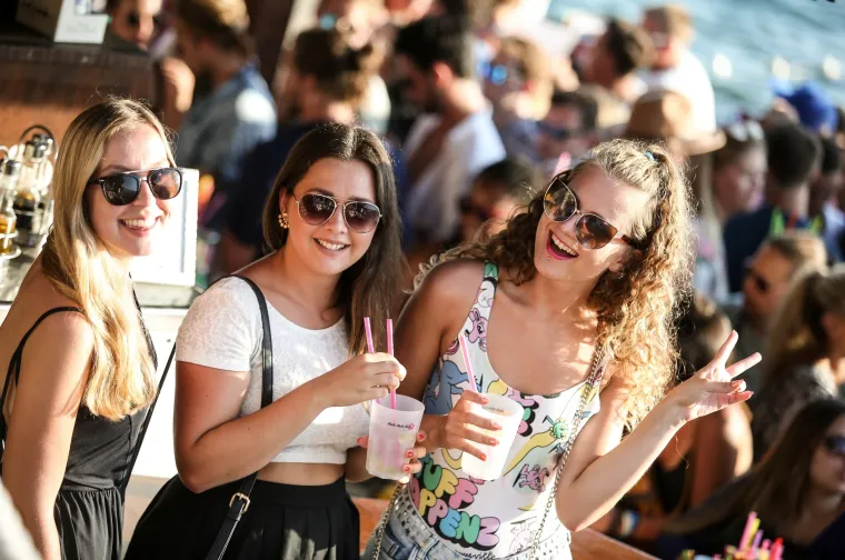 Turisti uživaju na after beach zabavi u Hula Hula baru