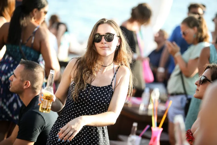 Turisti uživaju na after beach zabavi u Hula Hula baru