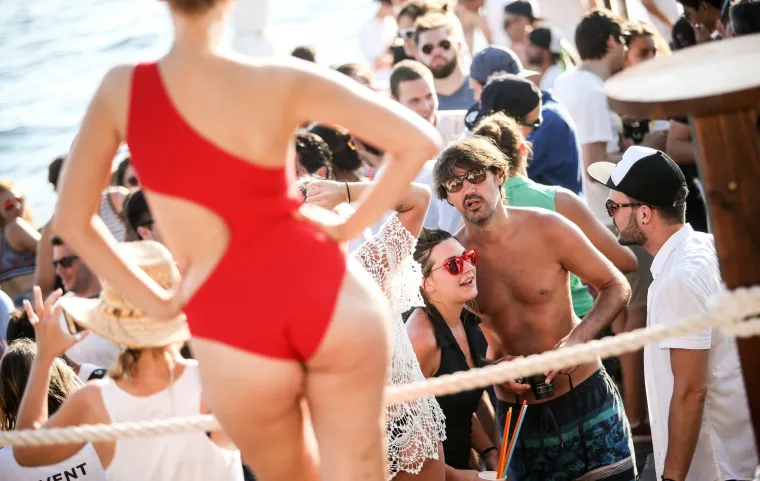 Turisti uživaju na after beach zabavi u Hula Hula baru