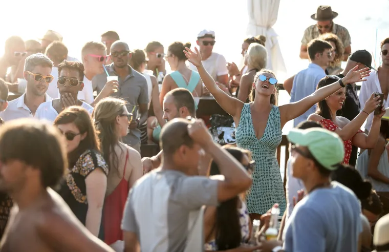 Turisti uživaju na after beach zabavi u Hula Hula baru