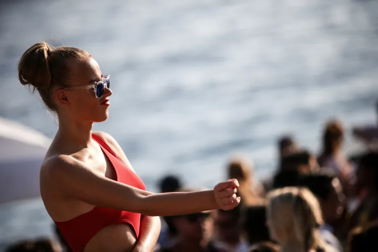 Turisti uživaju na after beach zabavi u Hula Hula baru