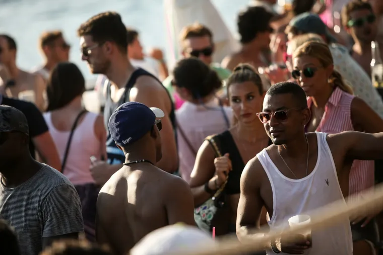 Turisti uživaju na after beach zabavi u Hula Hula baru