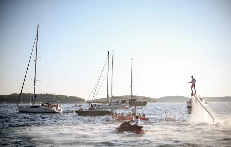 Turisti uživaju na after beach zabavi u Hula Hula baru